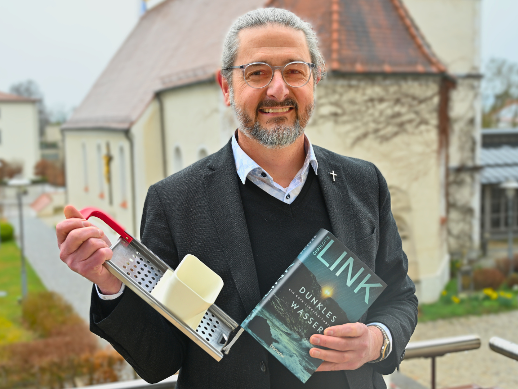 Der Starnberger Dekan hat ein Faible für Krimis und Kässpatzen. (Fotos: Leander Stork / pba)