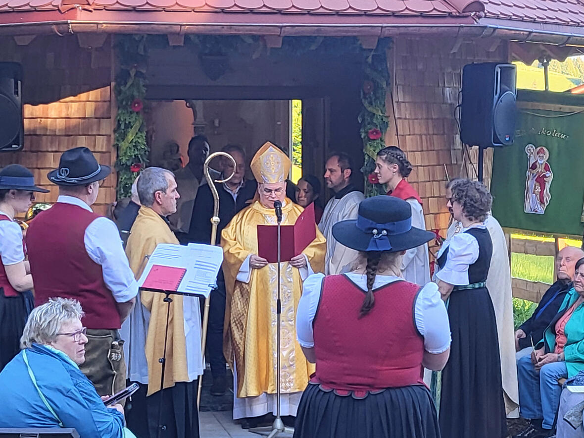 Bischof Bertram vor der Nikolauskapelle. Mit der Segnung von Altar und Ambo und einer Glockenweihe wurde sie ihrer Bestimmung übergeben (Fotos: Josef Gutsmiedl).