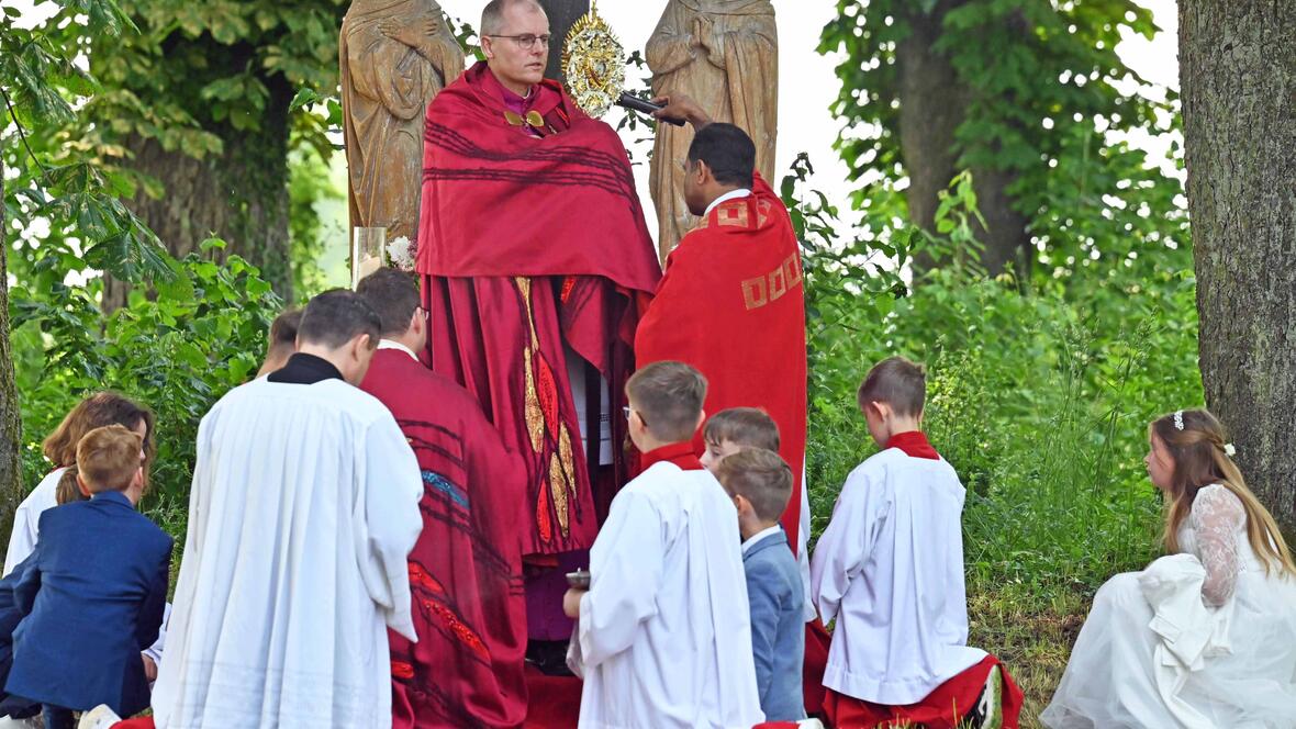 Vom Kellerberg aus spendete der Weihbischof den Wettersegen. (Fotos: Leander Stork / pba)