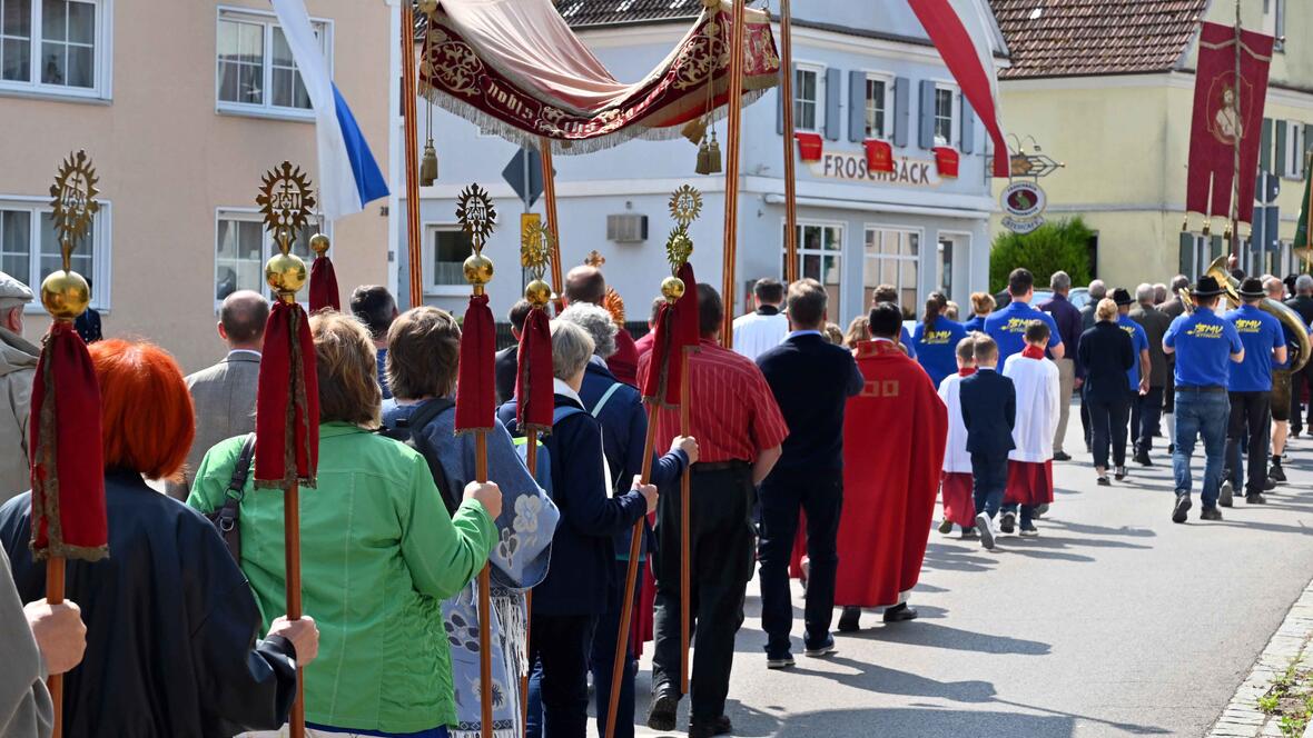 Eine große Zahl an Gläubigen zog singend und betend durch die Innenstadt.
