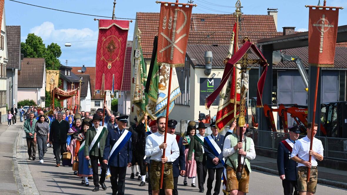 Während der Prozession betete Pfr. Wespel für Kriegsopfer, Unfallopfer auf den Straßen und Schwerkranke.