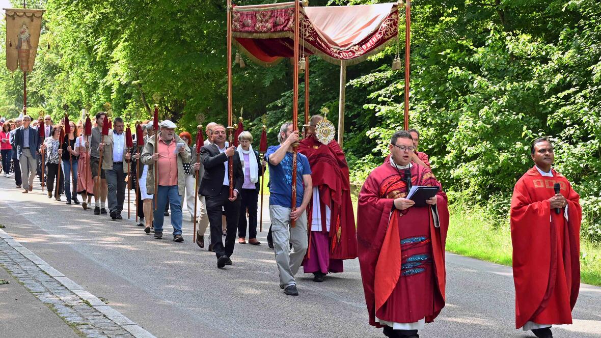Weihbischof Florian Wörner trug die kostbare Monstranz zum höchsten Punkt der Gemeinde. 