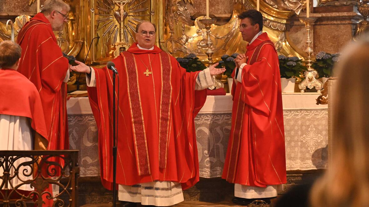 Pater Korbinian (l.) und Abt Johannes (r.) konnten zur Feier ihres silbernen Priesterjubiläums Bischof Dr. Bertram Meier begrüßen. (Fotos: Leander Stork / pba)