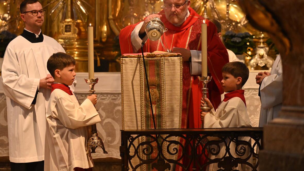 Pater Korbinian bei der Verkündigung des Evangeliums. 
