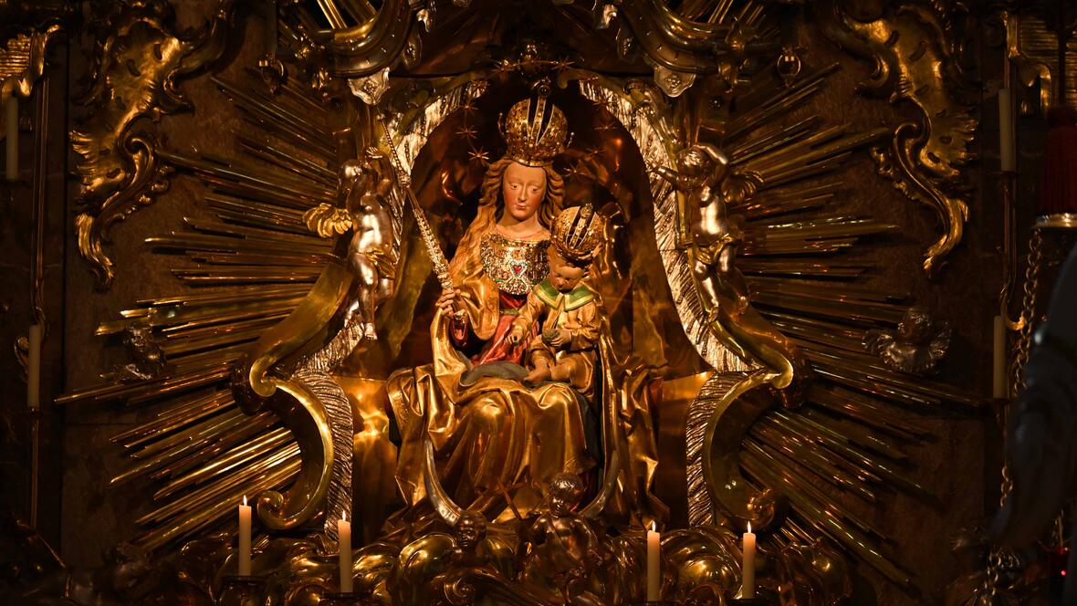 Im Mittelpunkt der Wallfahrtskirche steht das Gnadenbild, das um 1500 geschaffen wurde. Das Jesuskind weist mit seinem Finger auf den darunterliegenden Tabernakel.