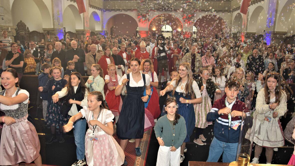 Junge Gläubigen veranstalteten einen Tanz-Flashmob in der Kirche St. Anton in Kempten. (Fotos: Sabine Verspohl-Nitsche/pdke)