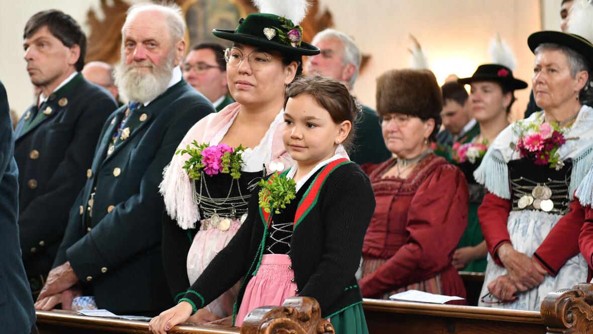 Aus 23 verschiedenen Trachtenvereinen des Oberen Lechgauverbands kamen an diesem Pfingstmontag mehrere hundert Frauen und Männer zu einem Festgottesdienst in der Wieskirche zusammen. (Fotos: Maria Rösch / pba) 