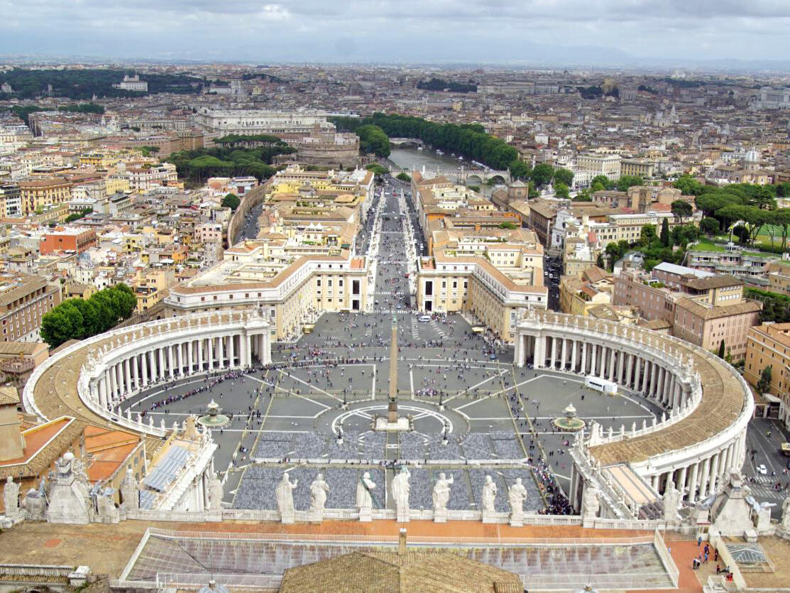 Blick auf den Petersplatz und Rom (Foto: Andreas Abendroth, in: pfarrbriefservice.de)