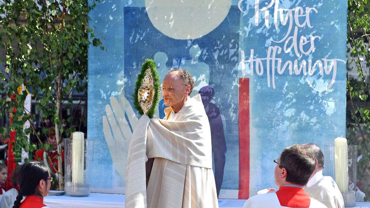 Pilger der Hoffnung: Generalvikar Wolfgang Hacker spendete am dritten Altar den Segen. (Fotos: Nicolas Schnall / pba)