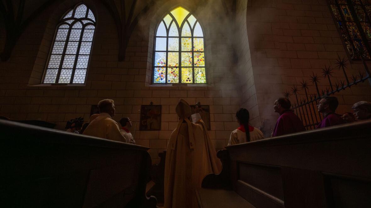 Bischof Bertram segnet das neue Ulrichsfenster (Fotos: Julian Schmidt / pba)