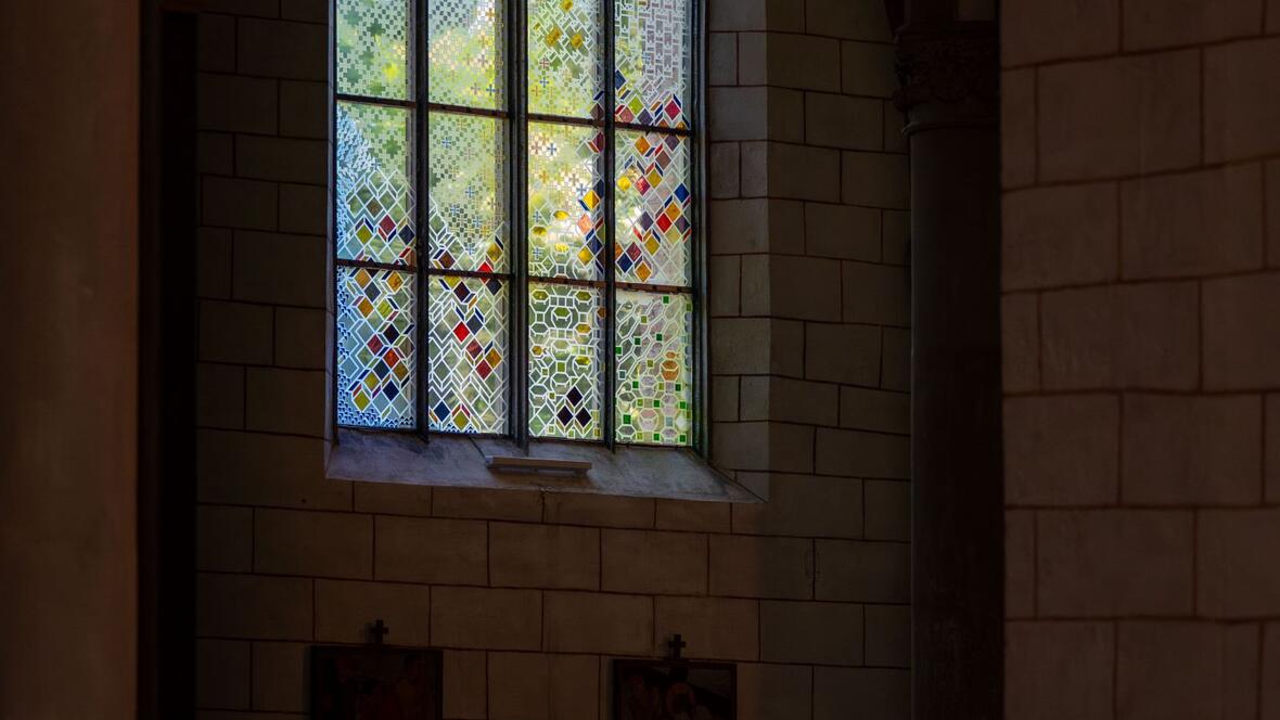 Zahlreiche Menschen nahmen an der Segnungsfeier für das Ulrichsfenster teil.