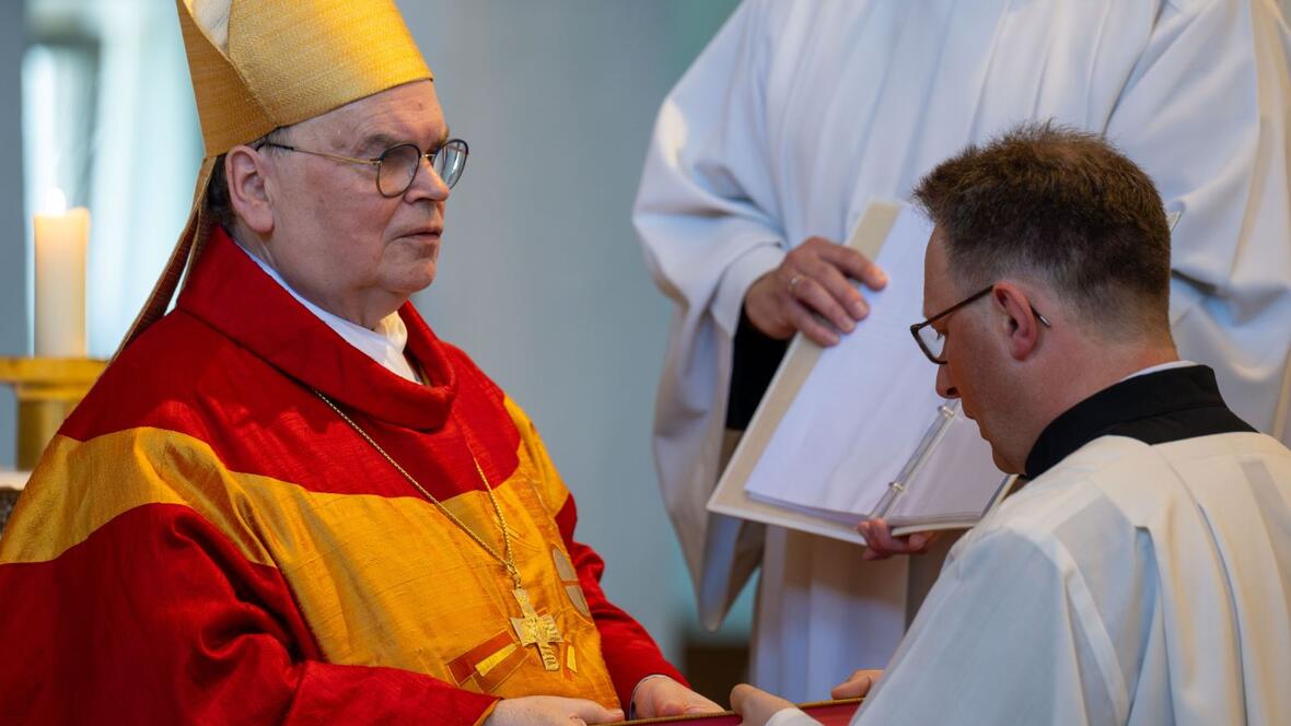 Im Rahmen ihrer Diakonatsausbildung erhielten vier Männer in Leitershofen die Dienste als Lektor und Akolyth (Fotos: Julian Schmidt / pba)