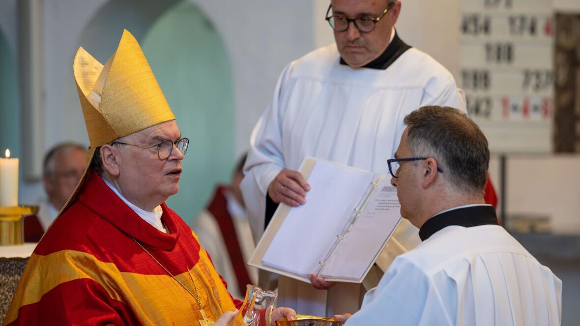 Die Überreichung von Brot und Wein markiert die Beauftragung zum Akolythen.