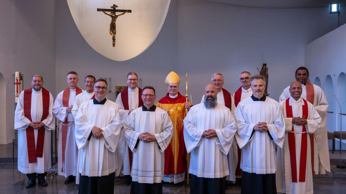 Bischof Bertram mit den vier Männern auf dem Weg zum Ständigen Diakon sowie ihren Ausbildern und ihren Heimatpriestern.