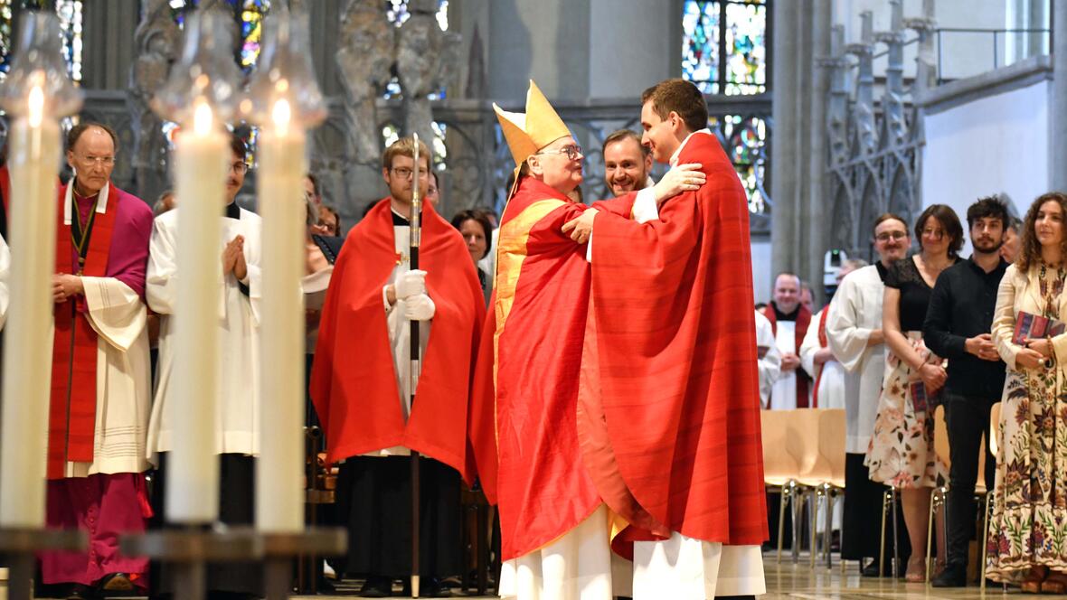 Priesterweihe im Augsburger Dom: Die Umarmung der beiden Neupriester signalisiert, dass sie nun neue Mitarbeiter im Presbyterium sind. (Fotos: Nicolas Schnall pba)