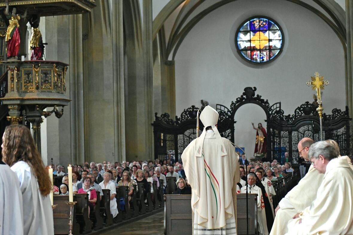 Bischof Bertram predigte zum Ulrichsfest vor einer mit Gläubigen gefüllten Basilika. (Fotos: Nicolas Schnall / pba)