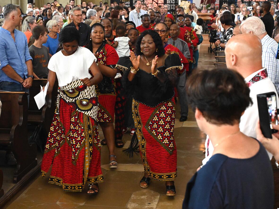 Afrikanische Atmosphäre in der Basilika: Das Evangeliar wurde singend und tanzend nach vorne getragen (Fotos: Ulrich Bobinger/pba).