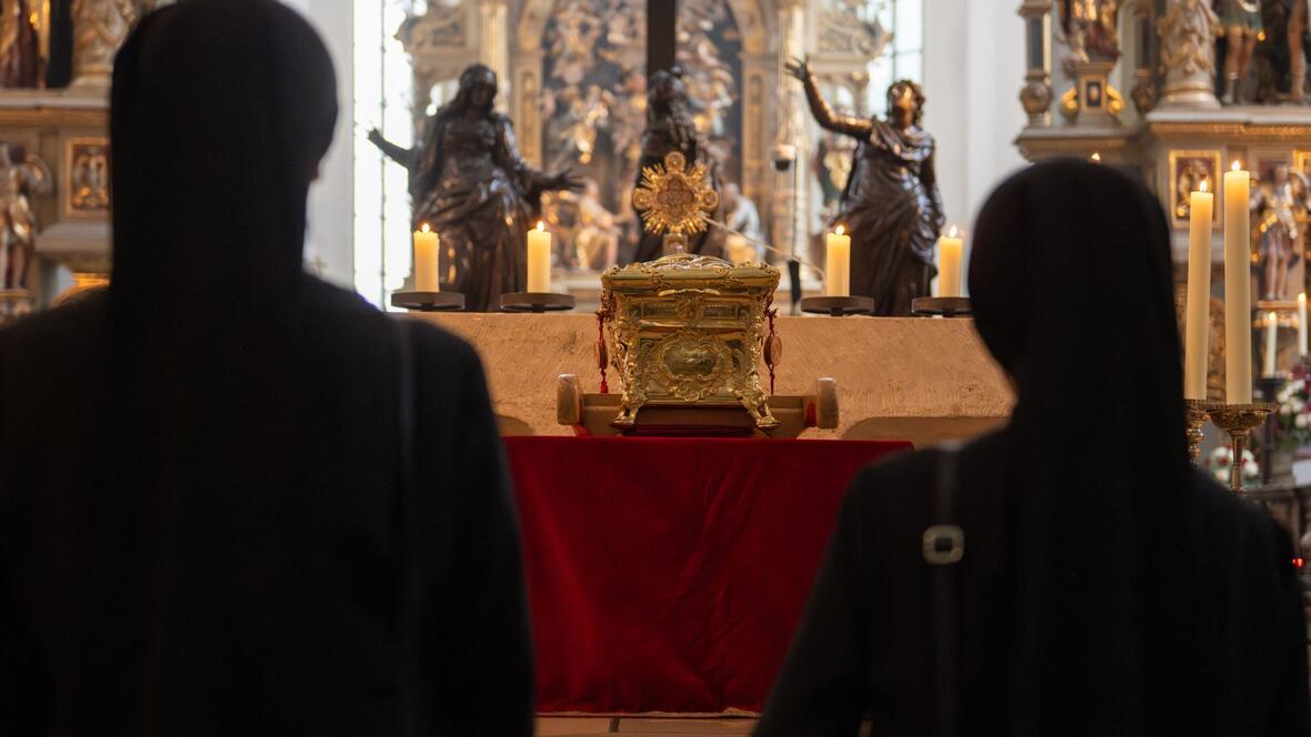 "Zeugen der Hoffnung sein": Zwei Ordensschwestern vor dem Schrein des heiligen Ulrich (Fotos: Julian Schmidt / pba)