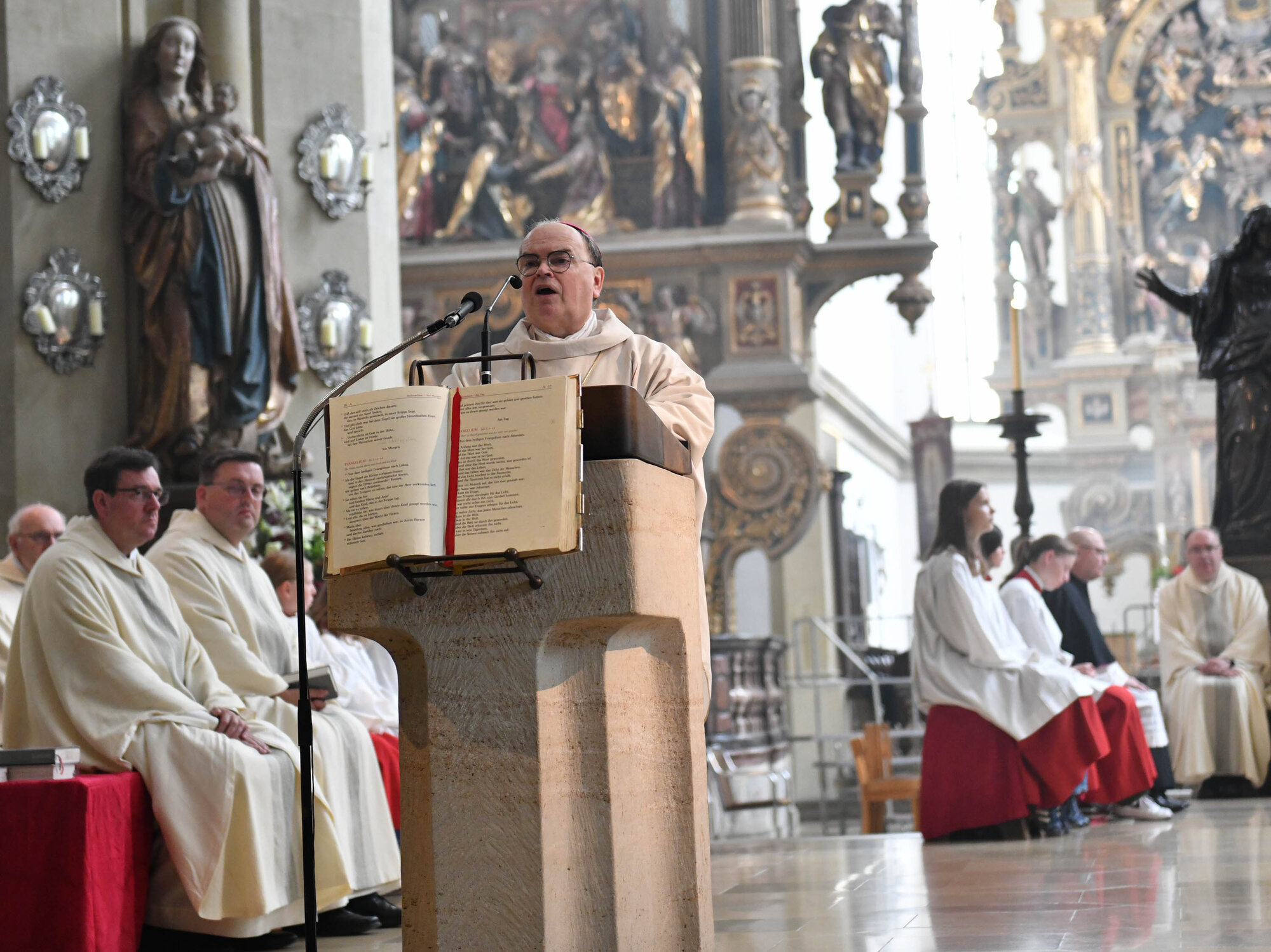 Auch in der Messe griff Bischof Bertram das Thema KI auf. Es sprach dabei auch über die Gefahren der neuen Technologie. 