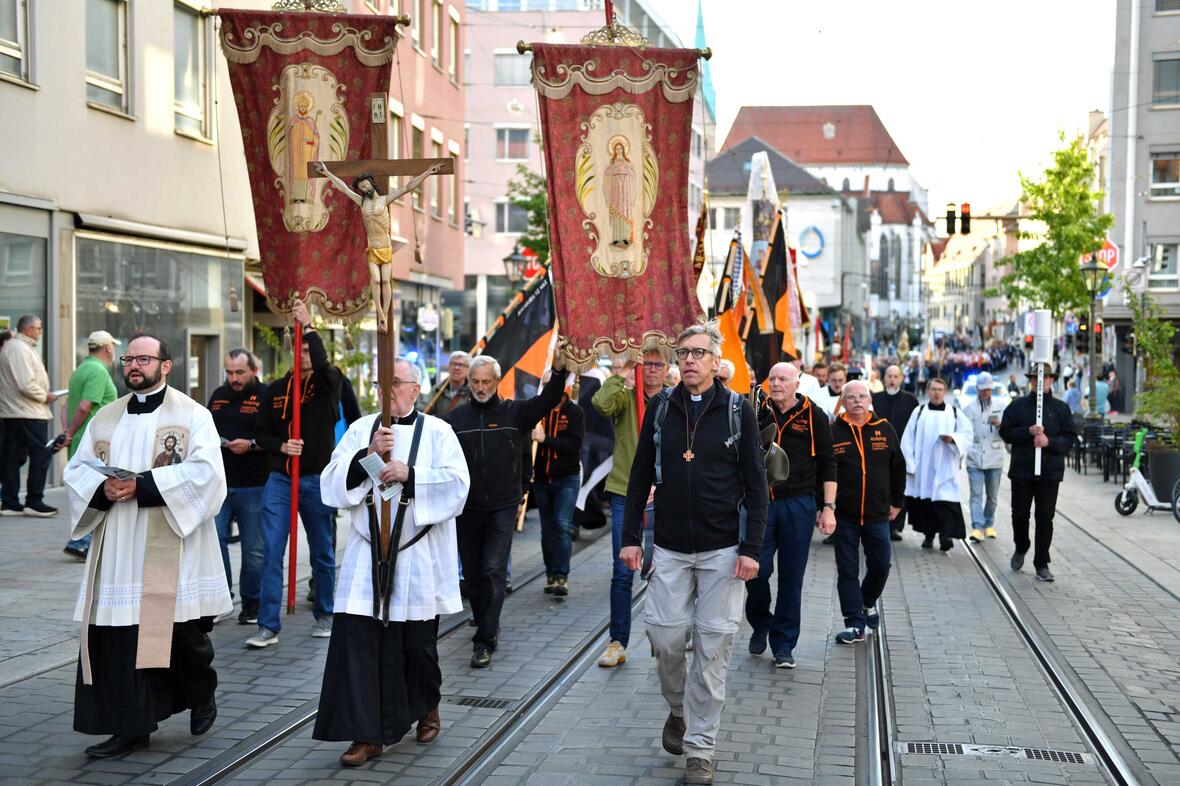 Rund tausend Männer sind in der Ulrichswoche gemeinsam zum Schrein des Heiligen gepilgert. (Fotos: Nicolas Schnall / pba) 