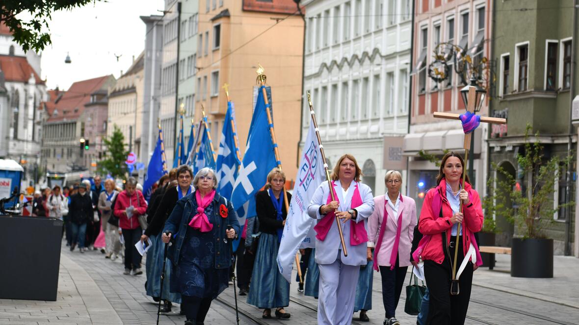 Mit dem Wegkreuz vorneweg und zahlreichen Fahnenträgerinnen pilgerten die Frauen vom Dom über die Maxstraße bis hin zur Basilika St. Ulrich und Afra. (Fotos: Maria Rösch / pba). 