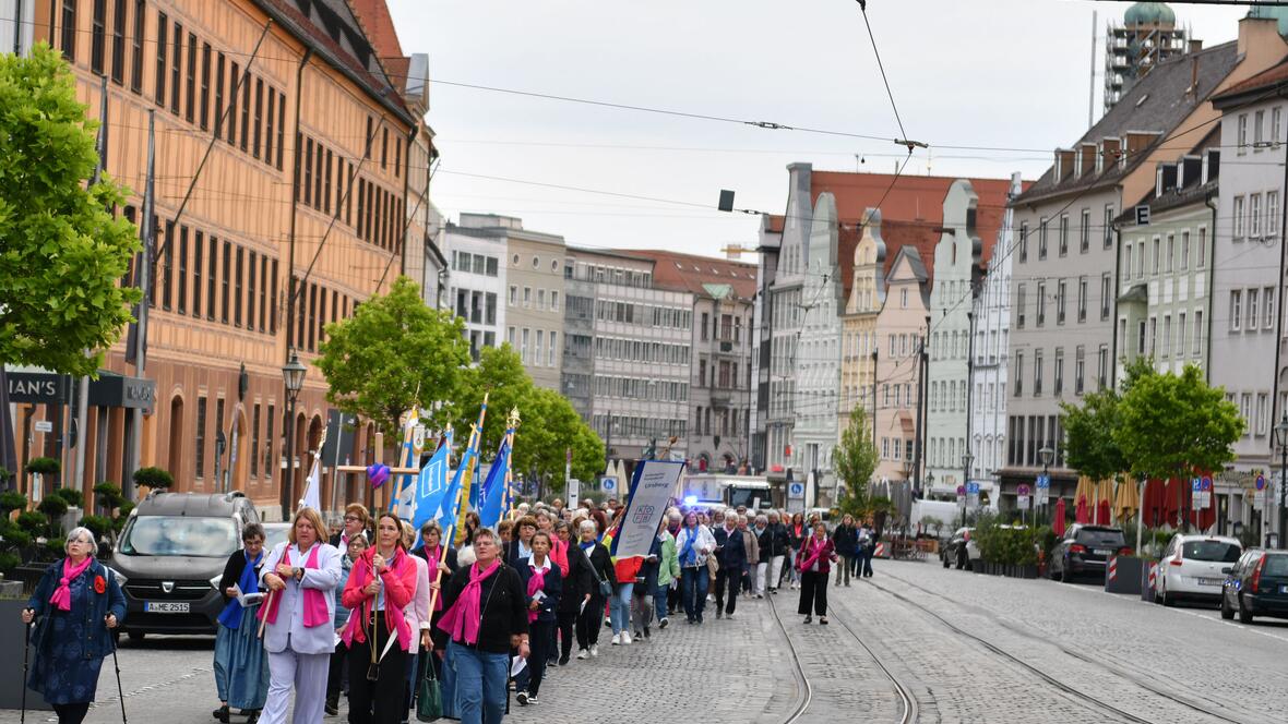 Der Pilgerzug schlängelte sich durch die noch morgendlich ruhige Prachtstraße von Augsburg. (Foto: Maria / Rösch) 