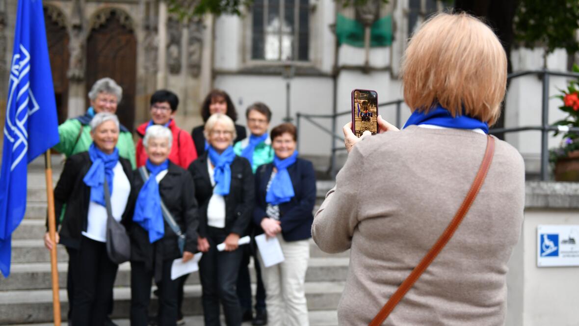 Erinnerungen müssen festgehalten werden: Eine Frauenbundgruppe nützt die Gelegenheit am Domplatz (Foto: Maria Rösch / pba) 