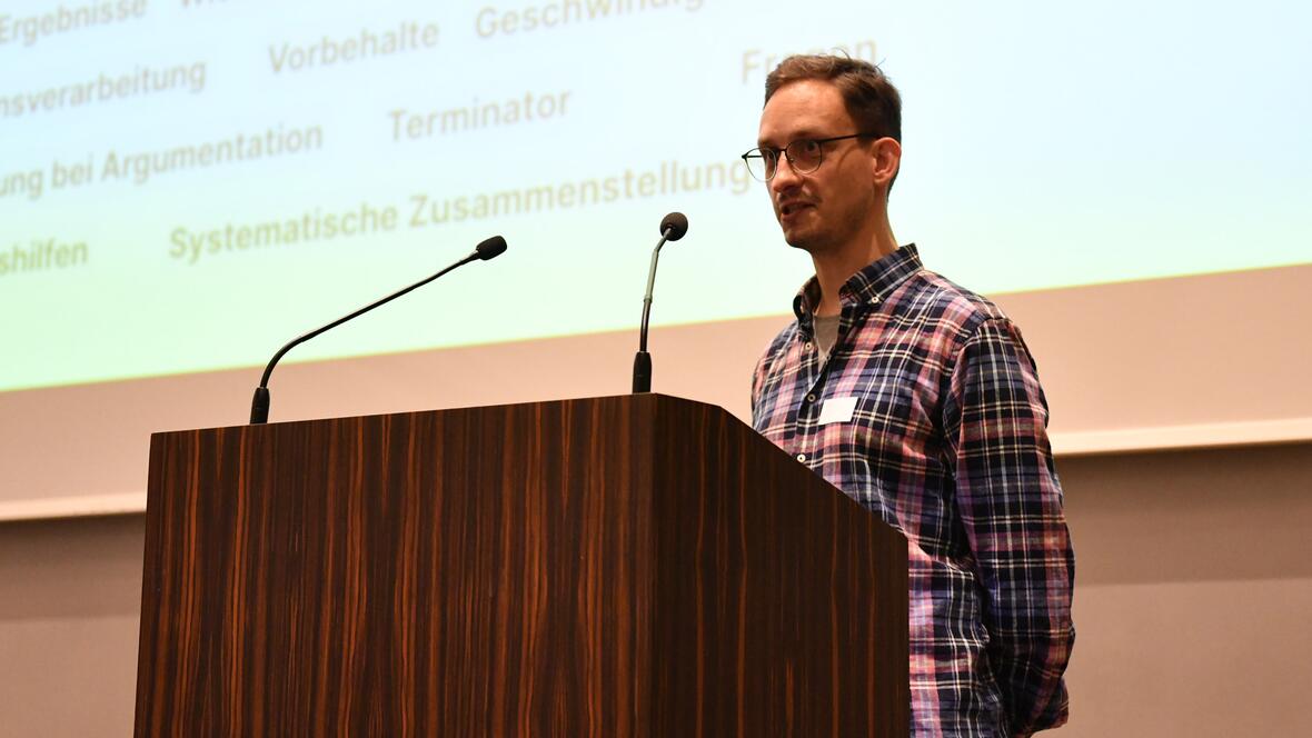 Martin Kutz bei seinem Vortrag über die Künstliche Intelligenz (Foto: Maria Rösch / pba)
