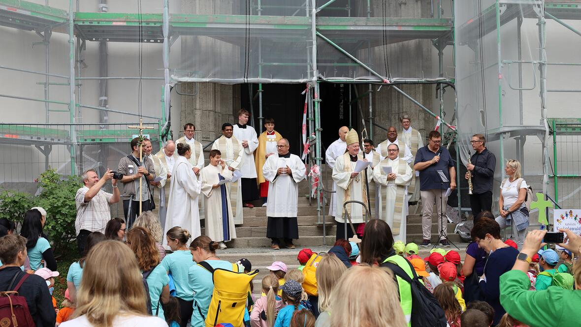 Weihbischof Dr. Dr. Losinger und Diözesan-Caritasdirektor Diakon Markus Müller begrüßenvor der St. Ulrichs und Afra Basilika die Kinder der katholischen Kindertageseinrichtungen zum Ulrichs-Wallfahrtsgottesdienst. (Foto: Bernhard Gattner / Caritas)