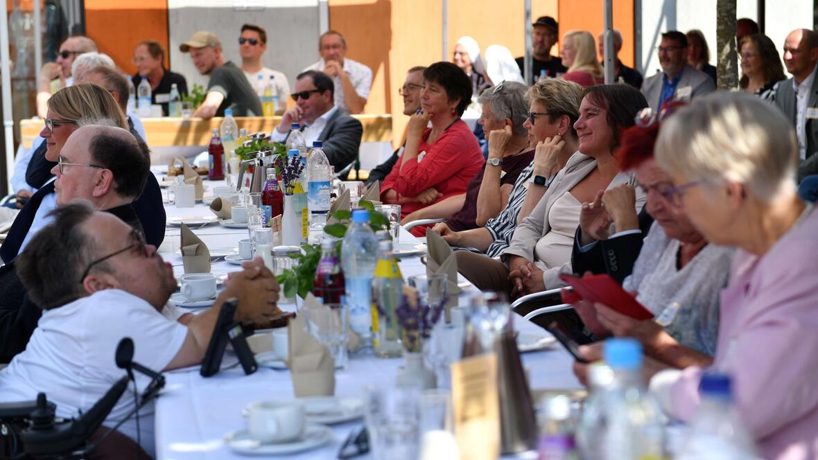 Gemeinsam Mahl halten: an der Ulrichstafel nahmen an diesem Donnerstag Menschen aus Gesellschaft, Kirche und Politik Platz. (Foto: Maria Rösch / pba) 