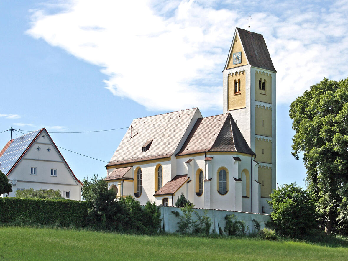 Die Filialkirche St. Michael in Unterauerbach gehört zur Pfarreiengemeinschaft Mindelheim. (Foto: wikimedia)