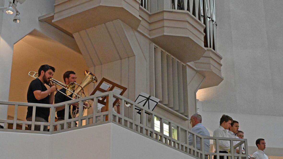 Musiker auf der Kirchenempore gestalteten die Messe besonders feierlich.