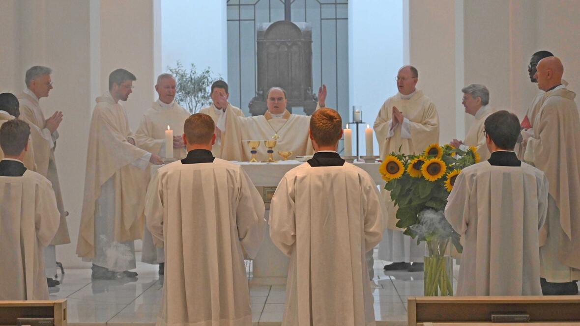 Zahlreiche mit Regens Kreuzer verbundene Priester waren zum Abschied gekommen. 