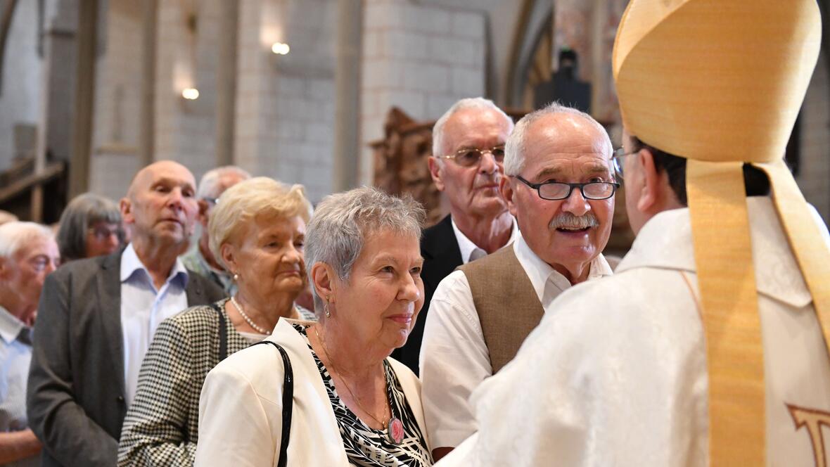 Knapp 200 Ehepaare haben an diesem Freitag auf jahrelange Partnerschaft zurückgeblickt. Nach der Messe bestand dann noch die Möglichkeit, einen Einzelsegen zu erhalten (Fotos: Maria Rösch / pba)  
