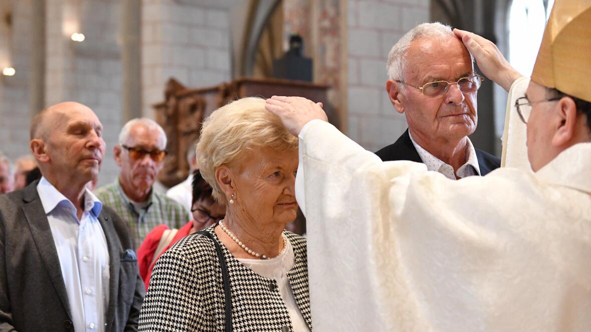 Alle Paare konnten sich den Einzelsegen spenden lassen. (Foto: Maria Rösch / pba)