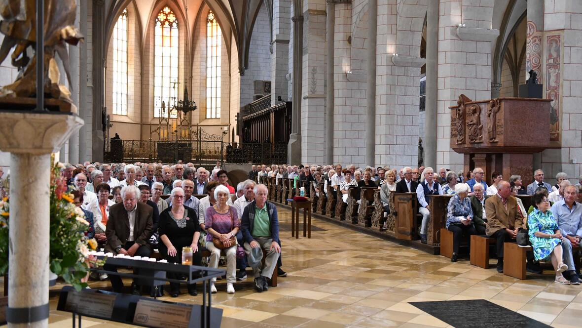  Die Ehepaare kamen von Nah und Fern, um den Tag gemeinsam zu begehen. Der Dom war gut gefüllt. (Foto: Maria Rösch / pba)