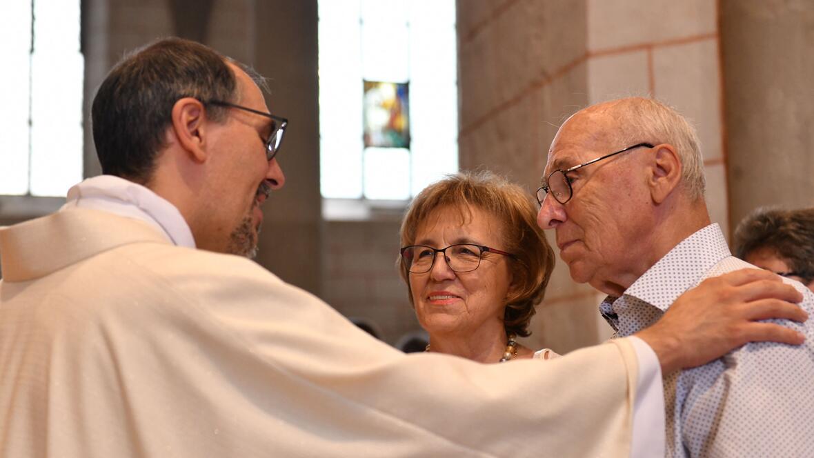Während der Segnung entstanden auch immer wieder herzliche Gespräche. (Foto: Maria Rösch / pba)
