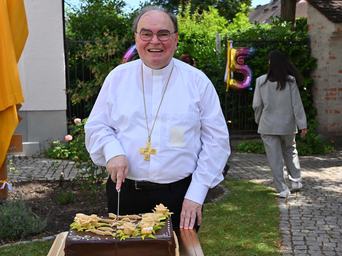 Im Garten des Bischofshauses konnte Bischof Bertram eine große Geburtstagstorte anschneiden (Fotos: Ulrich Bobinger/pba).