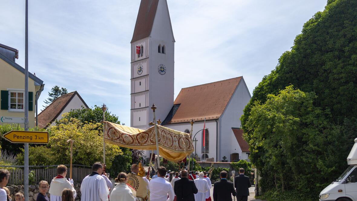 Pfarrkirche und Bruderschaftsumzug: Doppeljubiläum in Schwifting mit Weihbischof Florian Wörner (Fotos: Julian Schmidt / pba)
