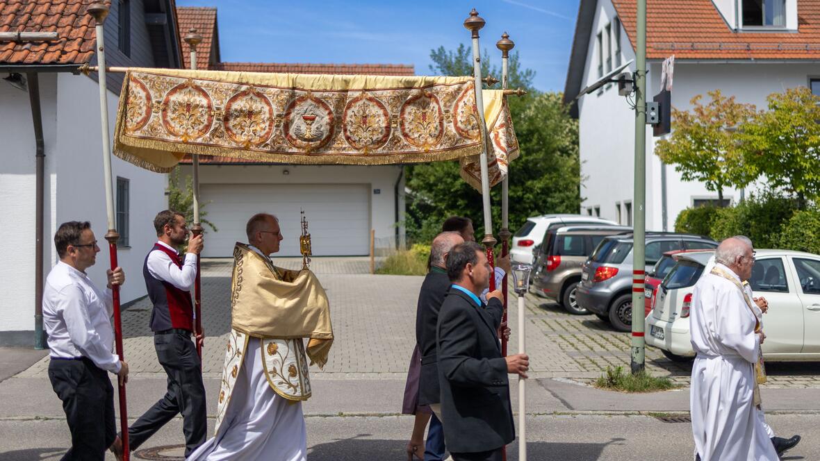 Eucharistische Prozession durch den Schwiftinger Ortskern.