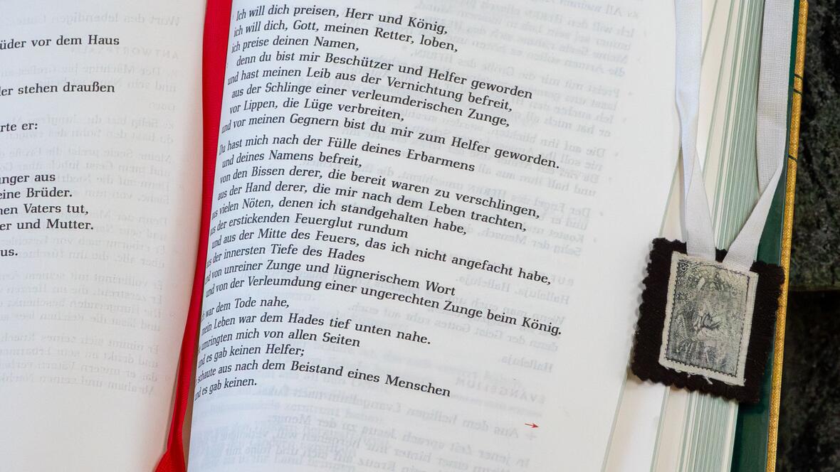 Ein "kleines Skapulier" am Evangeliar.