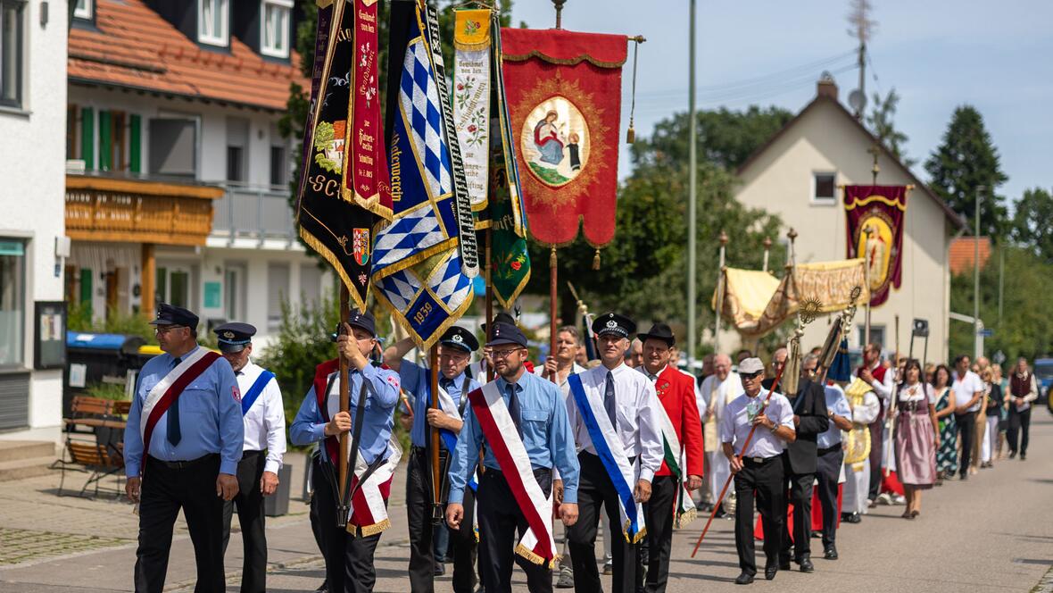 Zahlreiche Fahnenabordnungen beteiligten sich an dem Festumzug.