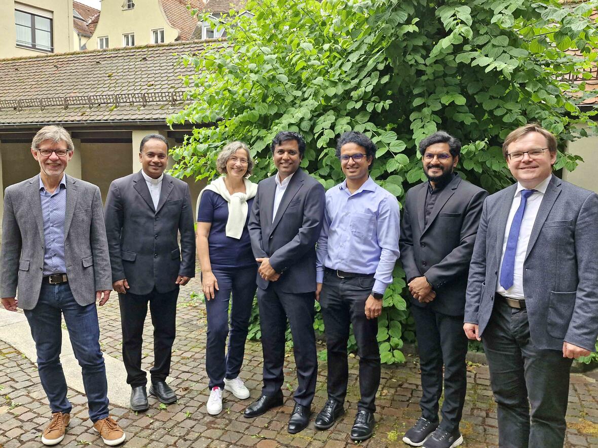 (Von links nach rechts) Schulamtsdirektor Ludwig Sauter, Pfarrer Dr. Biju Merryvilla, Seminarleiterin Maria Stockert, Kaplan Chacko Joseph, Kaplan P. Jyothish Karakkadayil, Kaplan Tobin Tom, Dr. Rainer Florie; auf dem Bild fehlen: Kaplan Toms Abin und Kaplan Tetevi Benissan. (Foto: Abt. Schule und Religionsunterricht / Kristina Roth)