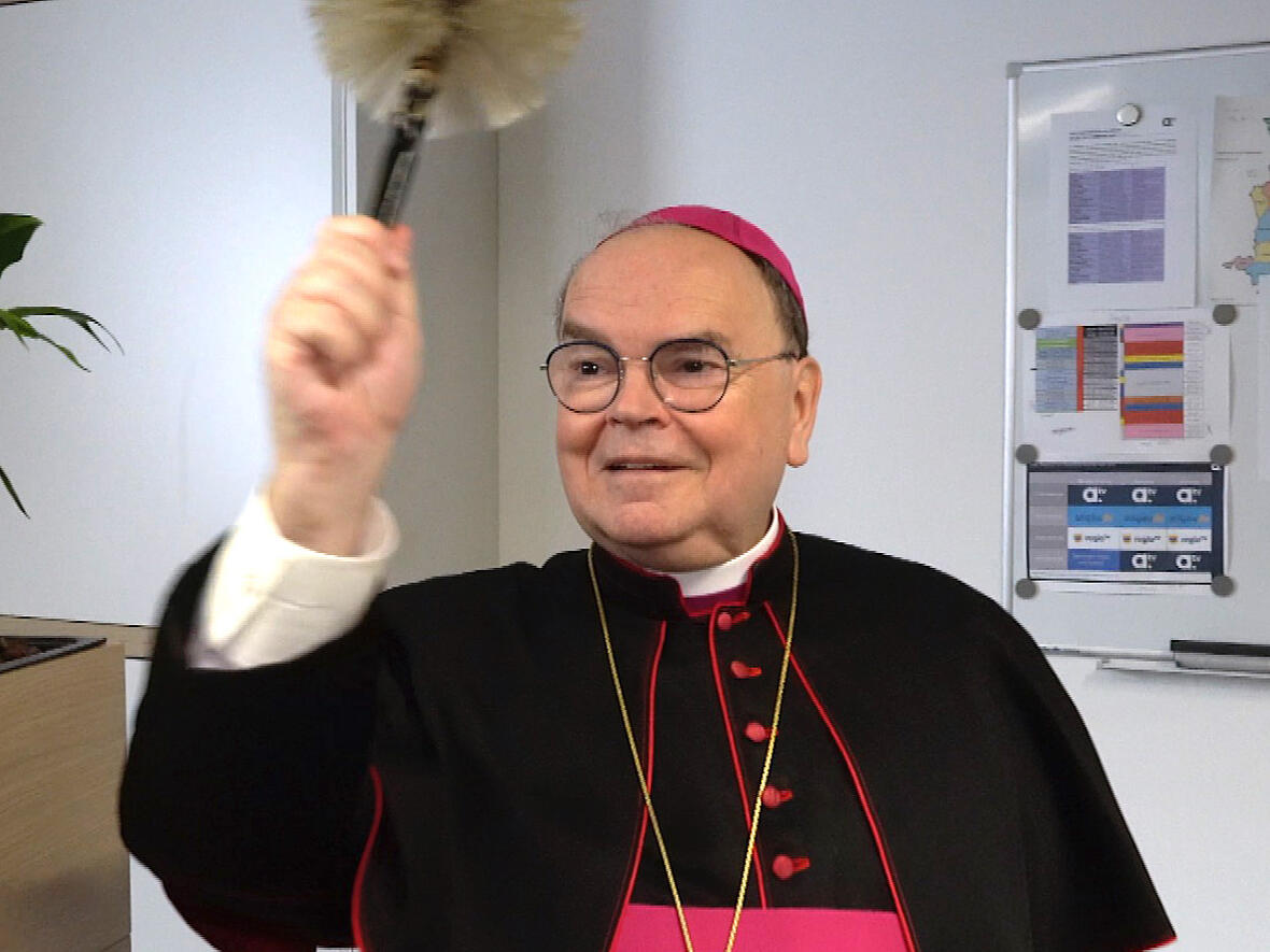 Bischof Bertram segnete die neuen Räume der TV-/Radioredaktion des Sankt Ulrich Verlages (Foto: Nico Romberg/katholisch1.tv).