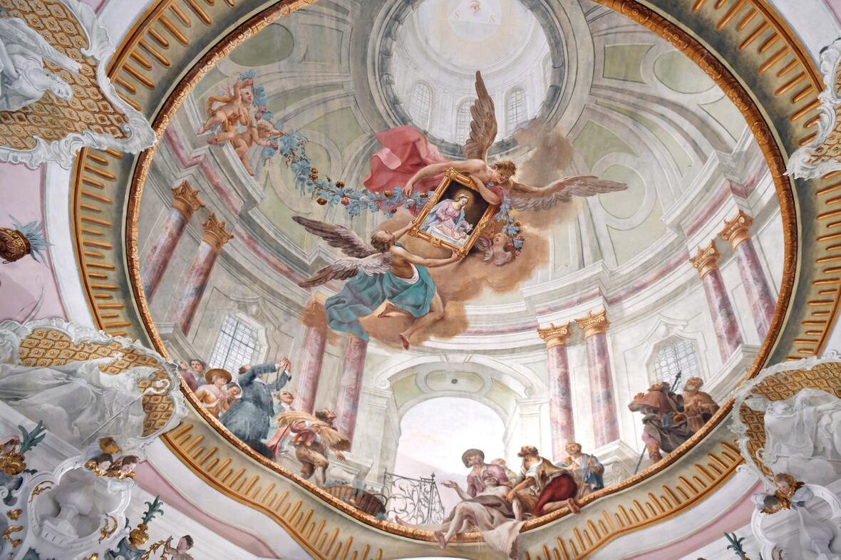 Die Deckenfresken in Maria Trost sind von hohem künstlerischem Rang und zeigen ein marianisches Bildprogramm, in dem natürlich auch das Gnadenbild nicht fehlen darf. (Fotos: Nicolas Schnall / pba)