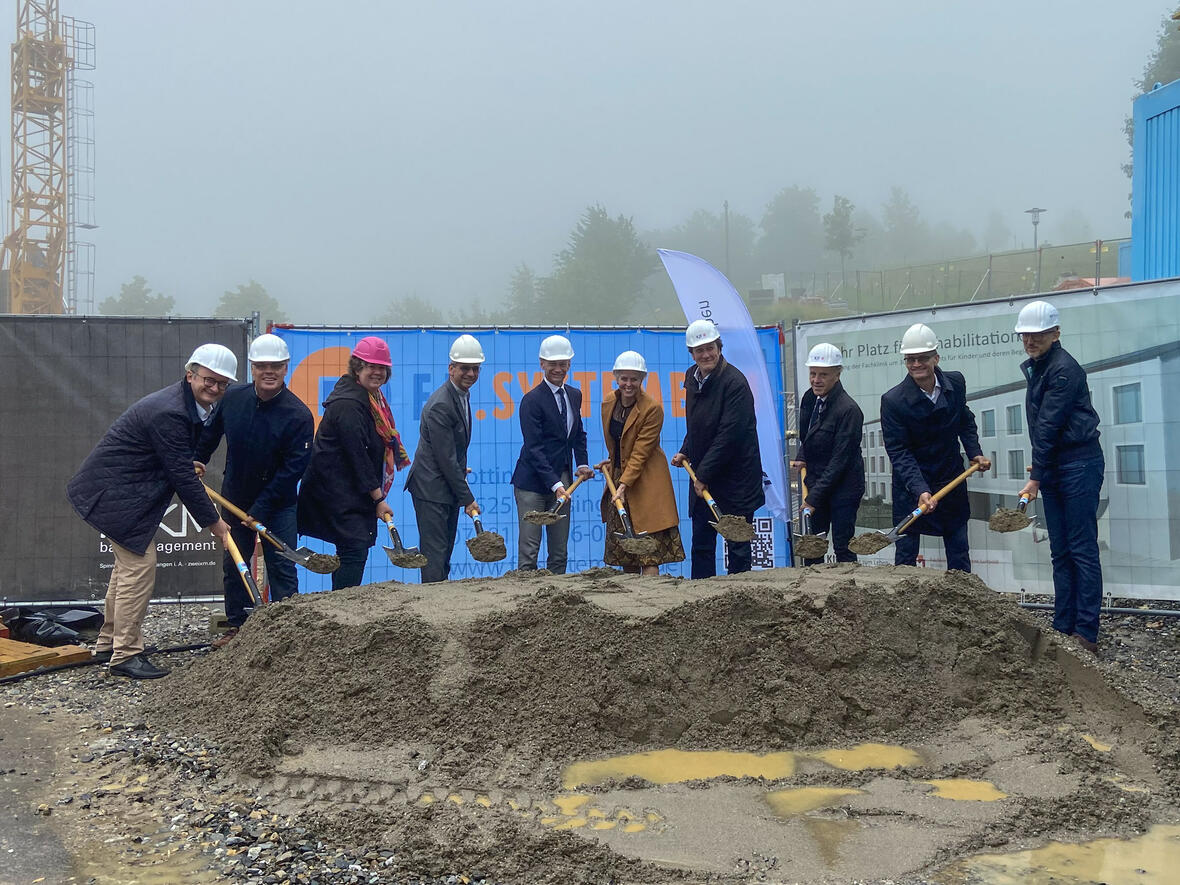 Beim Spatenstich für das neue Kind-Eltern-Haus (v.l.): Sebastian Stief, Vorstand Medizin der KJF Augsburg; Siegmund Hahn, Vorstand Infrastruktur der KJF Augsburg; Dr. Maike Pellarin-Schlingensiepen, Chefärztin der KJF Fachklinik Prinzregent Luitpold; Domkapitular Armin Zürn, Aufsichtsratsvorsitzender der KJF Augsburg; Elmar Stegmann, Landrat Landkreis Lindau; Julia Schäfer, Klinik- und Verwaltungsleiterin; Ulrich Pfanner, Erster Bürgermeister Markt Scheidegg; Markus Mayer, Vorstandsvorsitzender der KJF Augsburg; Sebastian Endres, Architekturbüro Endres + Tiefenbacher und Frank Bechle, F.K. SYSTEMBAU GmbH (Fotos: KJF Augsburg / Pia Reiser)