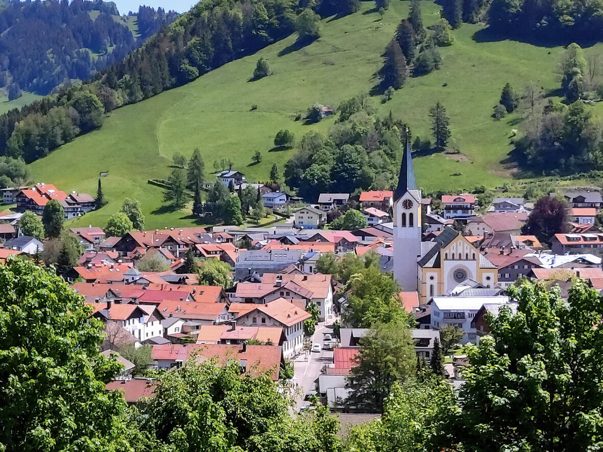 Die Pfarrkirche St. Peter und Paul in Oberstaufen von Westen her gesehen (Foto: H. Helmlechner / Wikimedia Commons)
