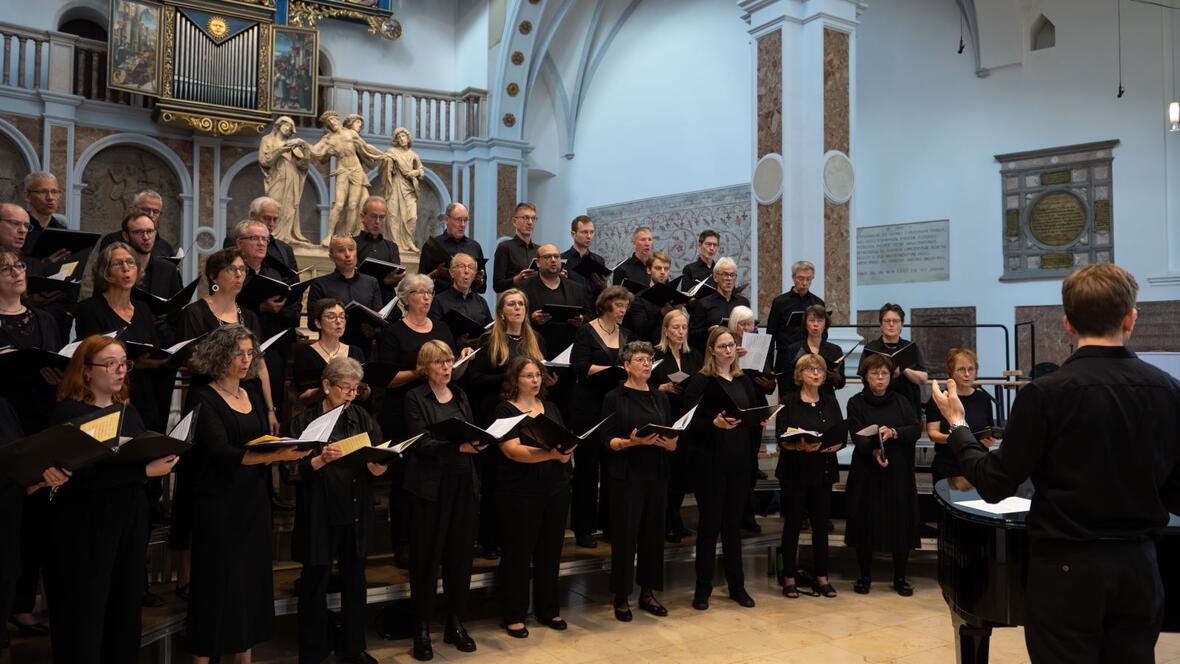 Der Madrigalchor bei St. Anna gestaltete gemeinsam mit dem Dekanatsposaunenchor den Gottesdienst.