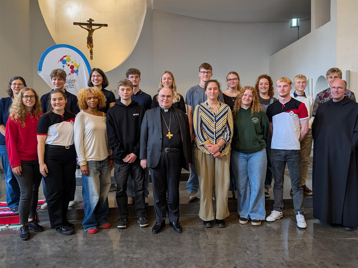 Bei der Aussendungsfeier mit Bischof Bertram waren neben den diesjährigen Freiwilligen auch die Rückkehrenden des Vorjahres mit dabei. (Foto: Weltfreiwilligendienst / Julia Bader) 