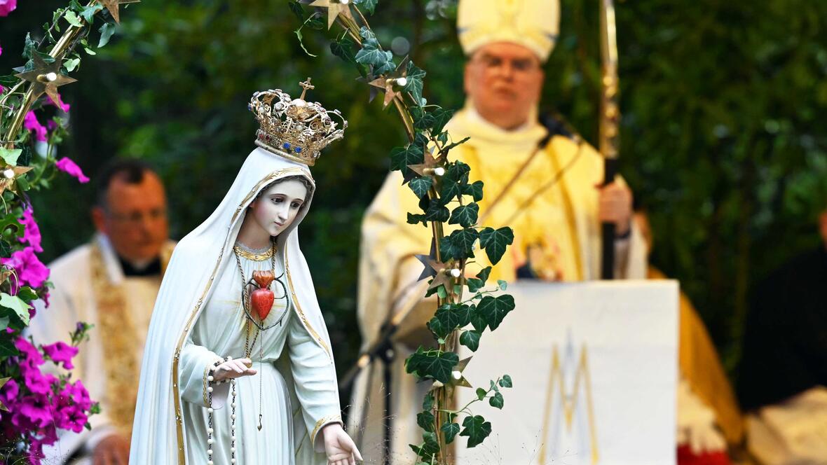 Zum Hochfest der leiblichen Aufnahme Mariens in den Himmel feierte Bischof Bertram einen Pontifikalgottesdienst am Freiluftaltar im Wallfahrtsort Maria Vesperbild. (Fotos: Leander Stork / pba)